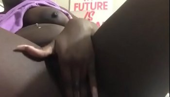 ebony teen coco fingering and twerking